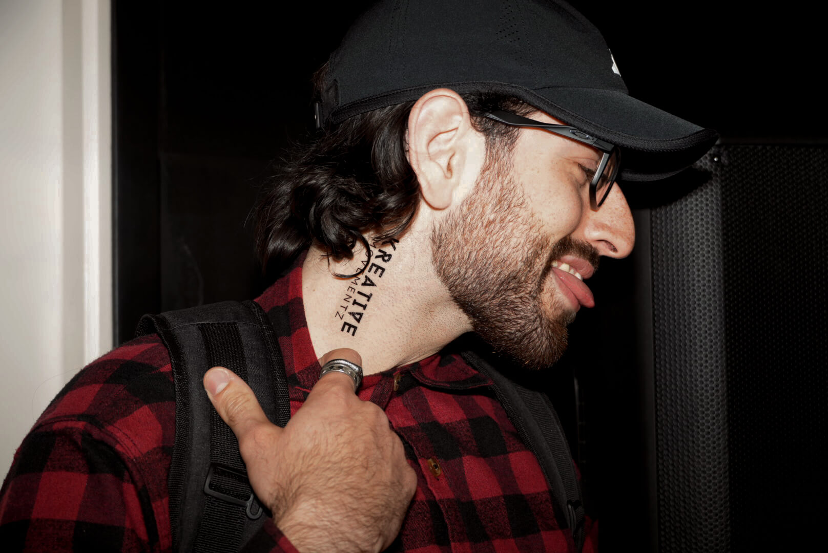 Oh My Eve – glitter tattoo neck